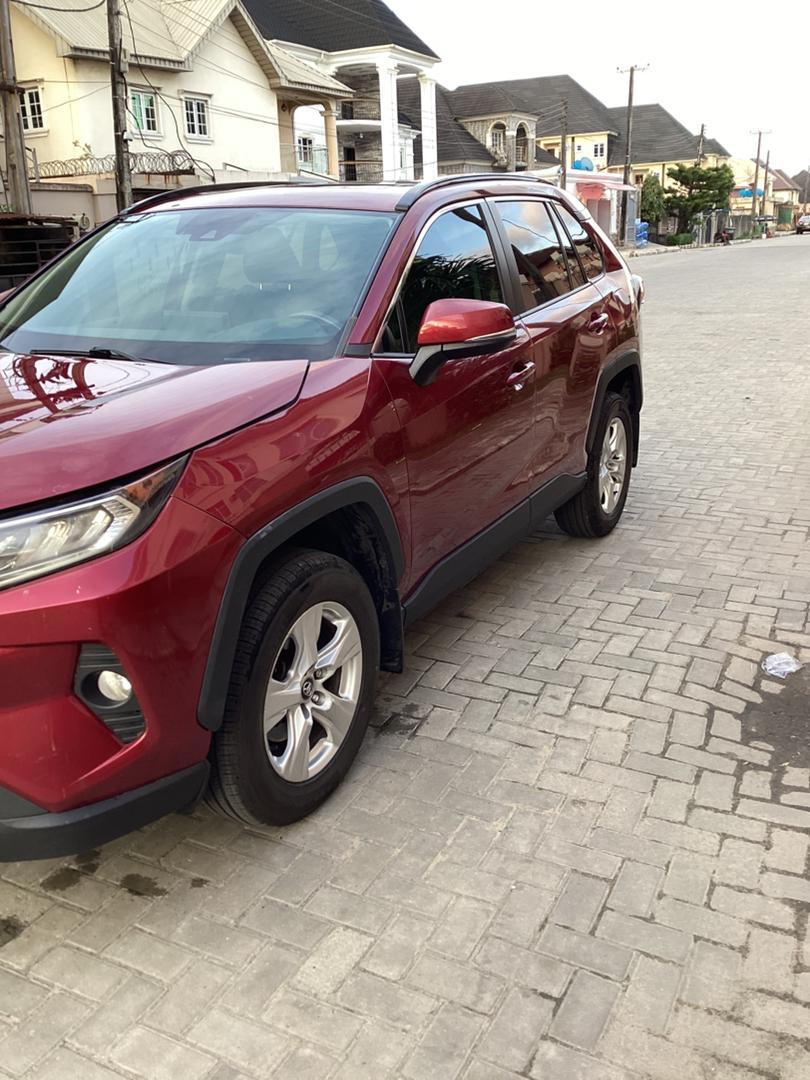 
								Toyota RAV4 full									