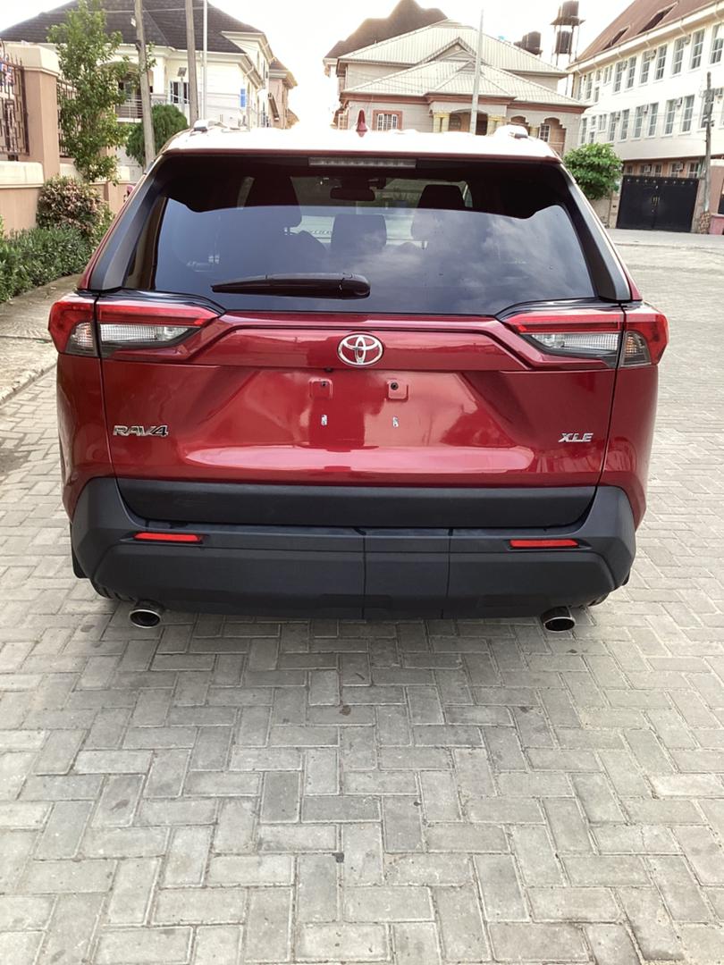 
								Toyota RAV4 full									